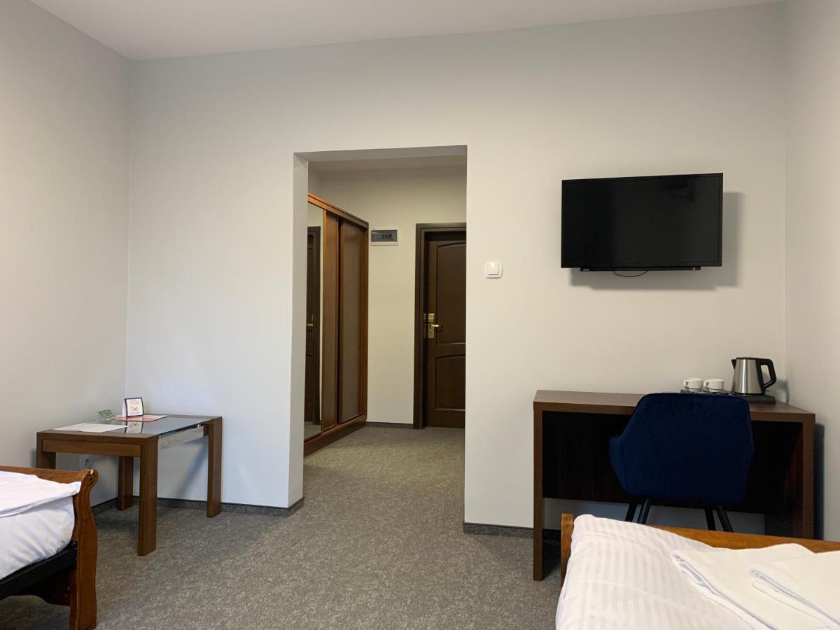 Hotel Red Ostrowiec Świętokrzyski Εξωτερικό φωτογραφία