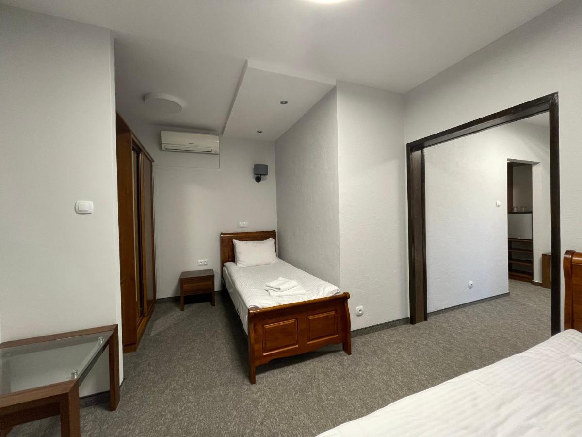 Hotel Red Ostrowiec Świętokrzyski Εξωτερικό φωτογραφία