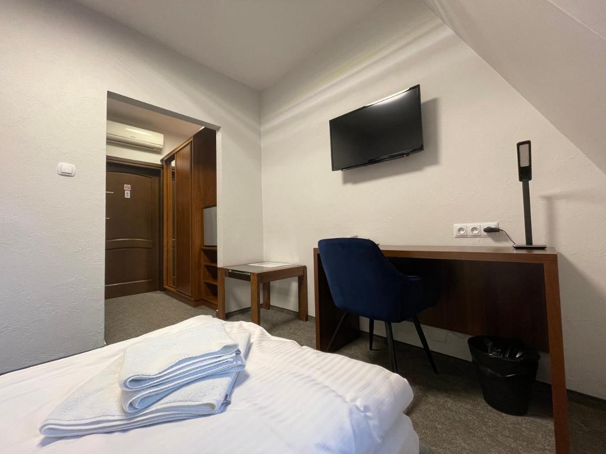 Hotel Red Ostrowiec Świętokrzyski Εξωτερικό φωτογραφία