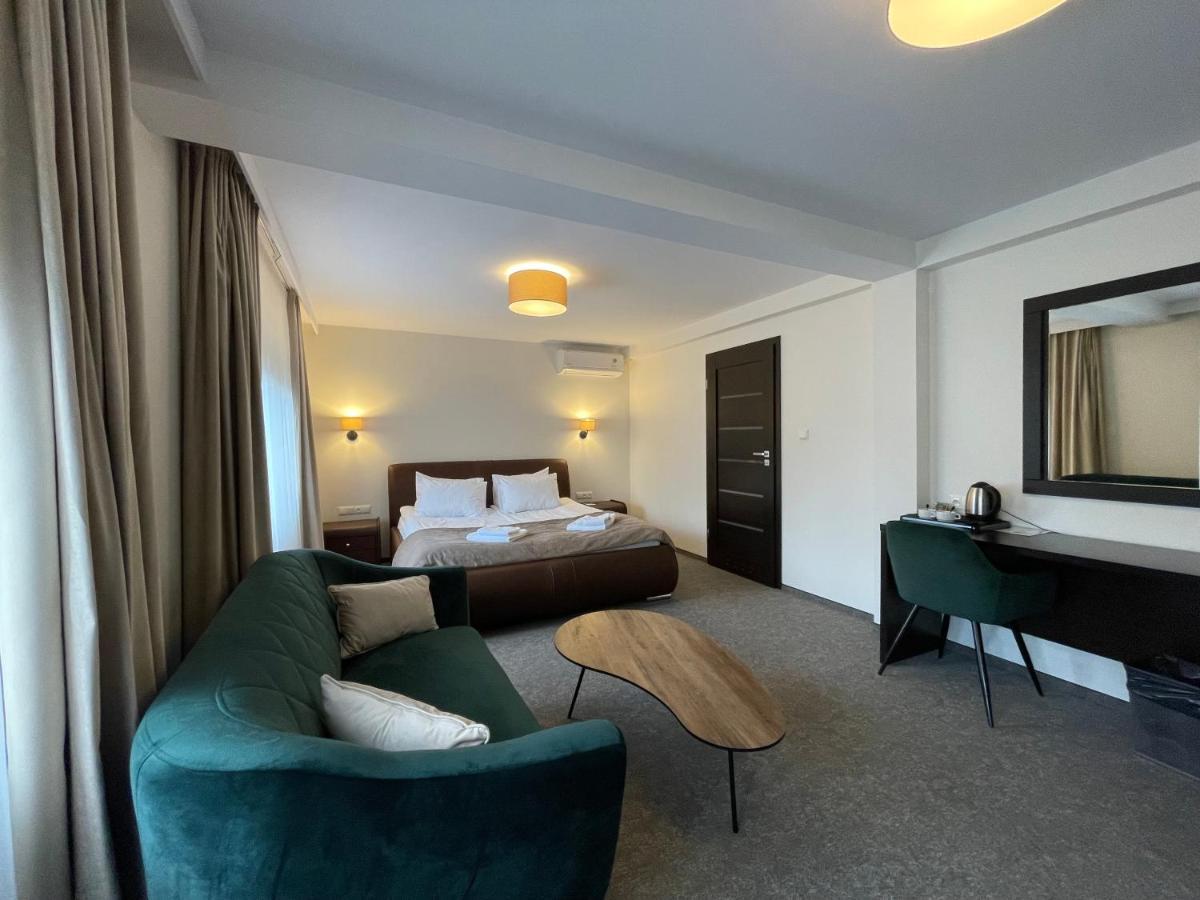 Hotel Red Ostrowiec Świętokrzyski Εξωτερικό φωτογραφία
