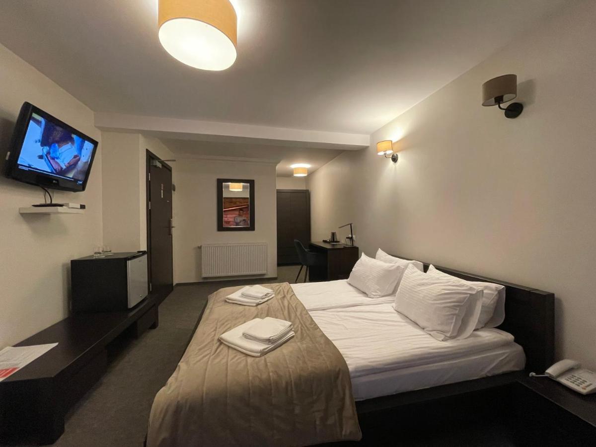 Hotel Red Ostrowiec Świętokrzyski Εξωτερικό φωτογραφία